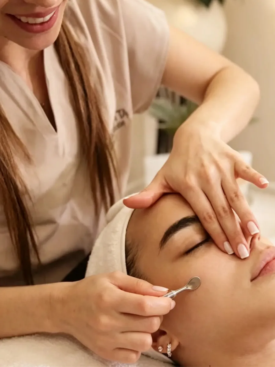 Limpieza facial profunda en el consultorio de Natalia Motta