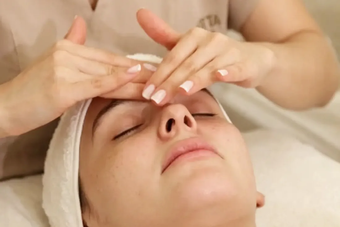 Masaje facial durante una sesión