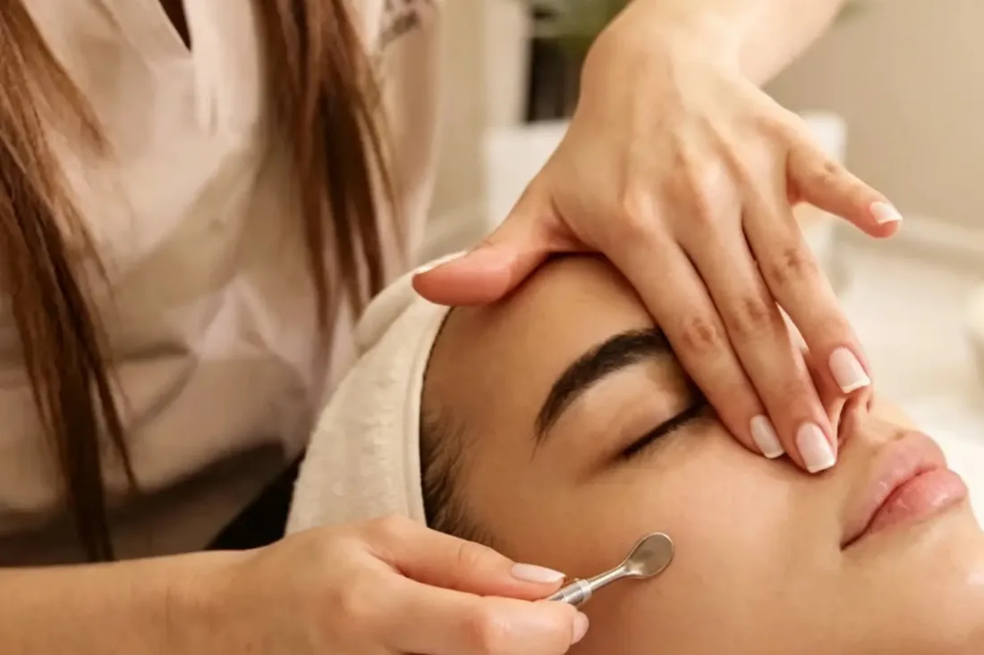 Extracción facial durante una limpieza profunda